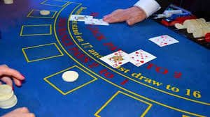 Tampilan meja BandarQ di platform ballora dengan kartu dan chip permainan